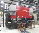 広幅厚物用の折り曲げ加工機
