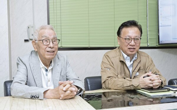 村山特別相談役（終身名誉オーナー）（左）と秋本社長