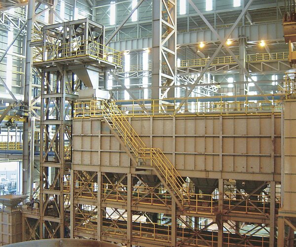 副原料投入装置（左）と集塵装置