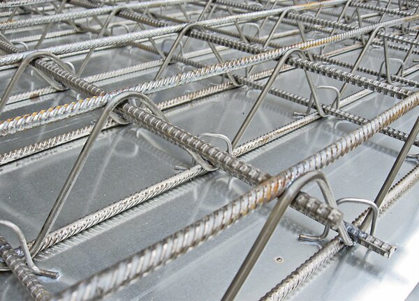 成形した亜鉛めっき鋼板に鉄筋を溶接して造るファブデッキ