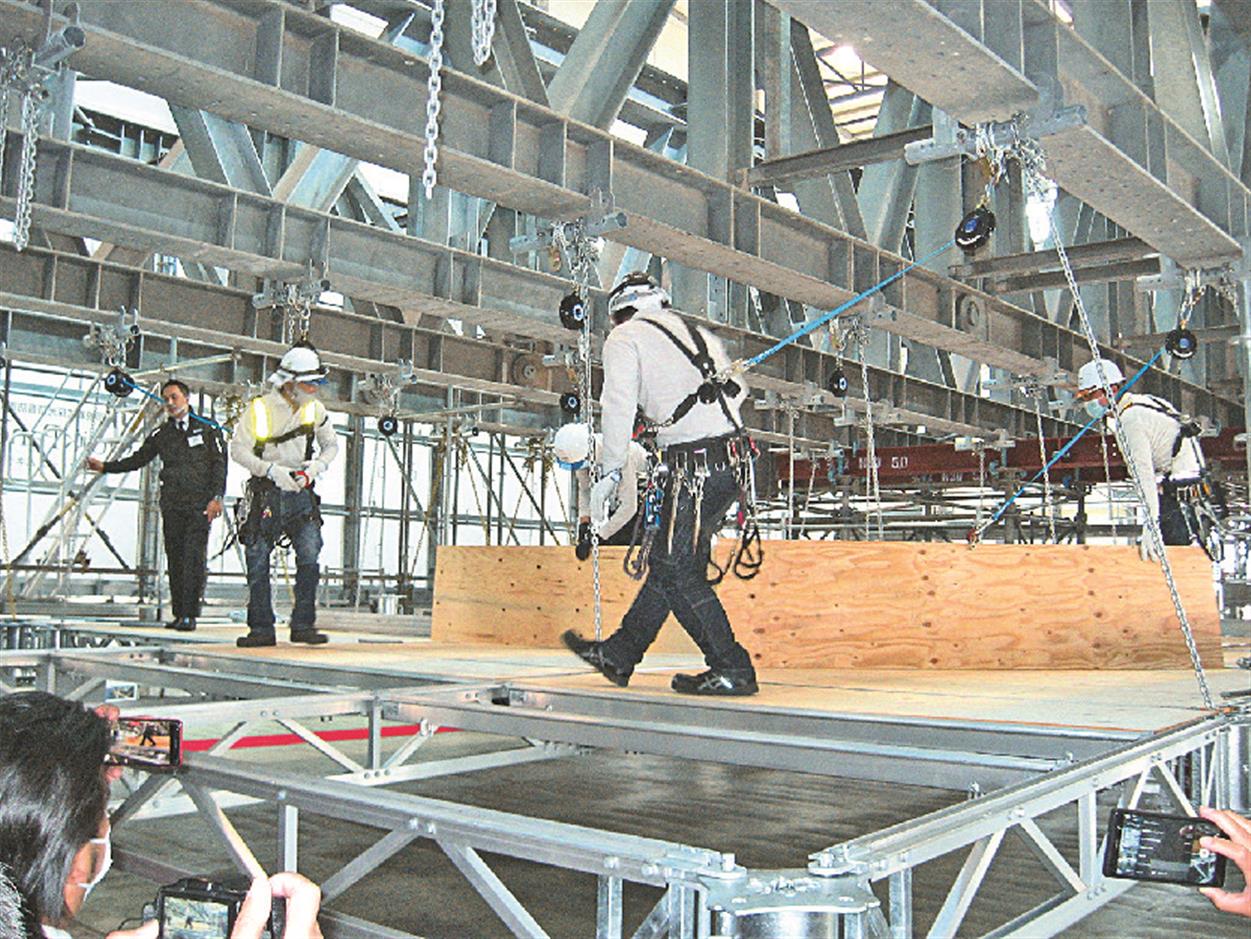 現場を歩く／日綜産業 吊り足場「クイックデッキライト」／軽量化で組み立て容易／危険伴う現場「安全のターニングポイント