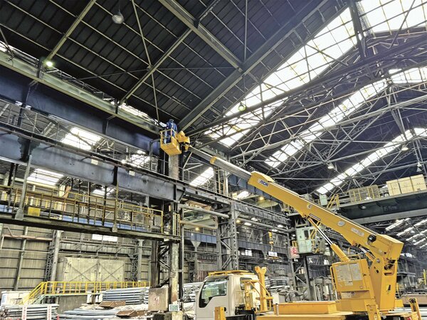 クレーンを使い鉄骨建築物の耐震診断を実施（神奈川県）