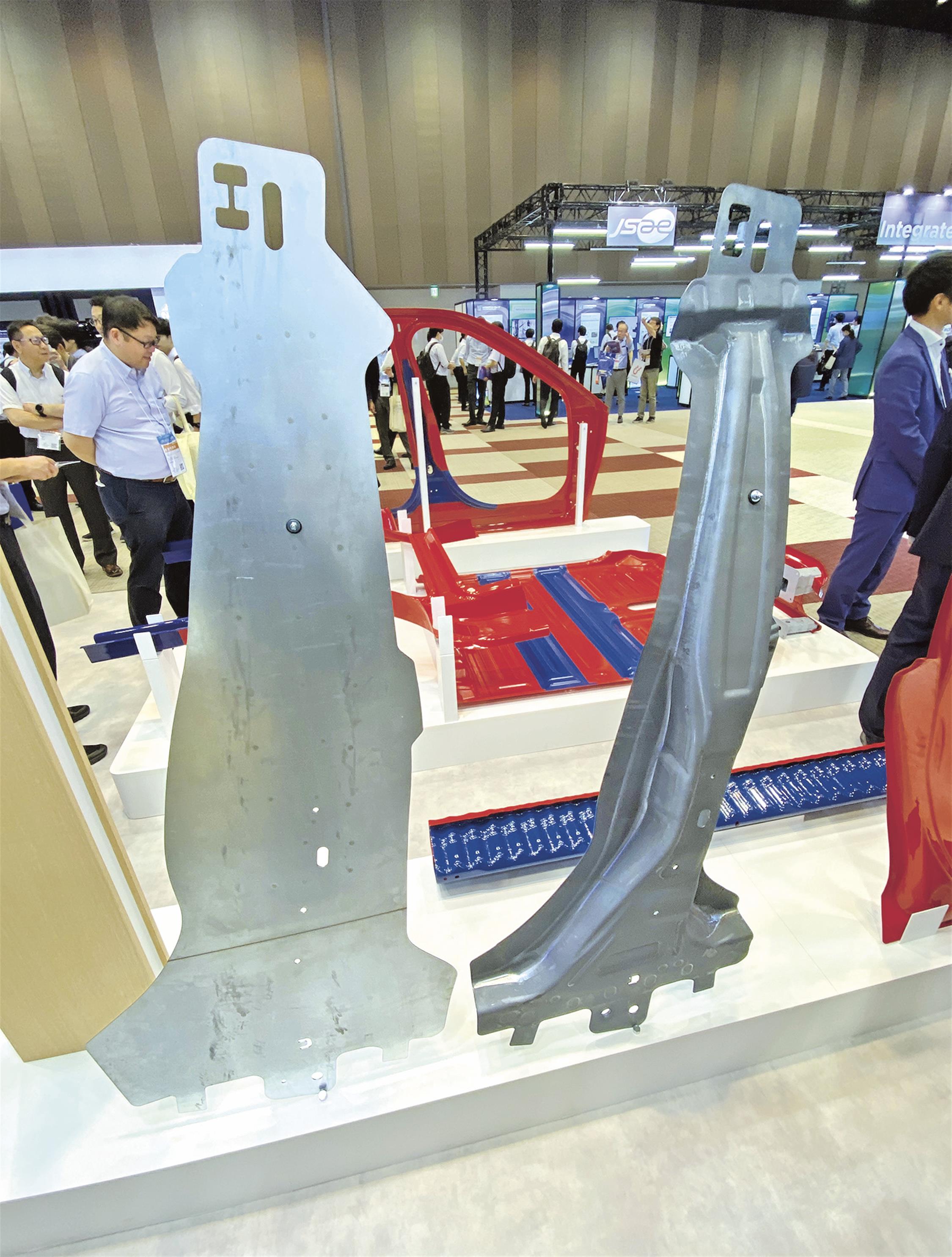 自動車部品製造のゲシュタンプ/一体成型「ギガスタンプ」を開発/日本初公開、車メーカーの組立コスト削減 | 日刊鉄鋼新聞 Japan Metal ...