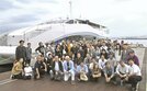 クルーザーの前で集合写真