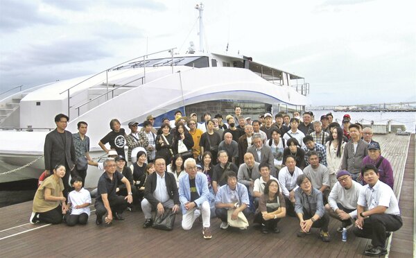 クルーザーの前で集合写真