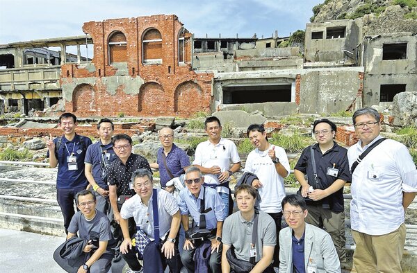 ７０周年記念旅行で軍艦島（長崎）に上陸
