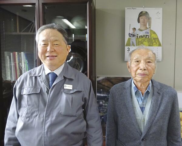 中嶋社長（左）と前オーナーの松本氏