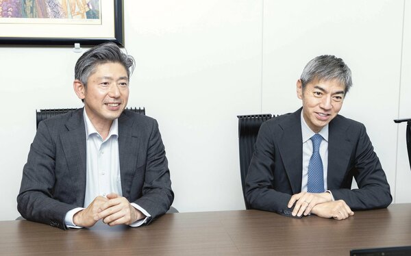 向山社長(左)と鈴木会長