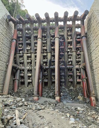 土石流捕捉後。復旧後も再び効果を発揮する強靱な構造が地域の安全を支える
