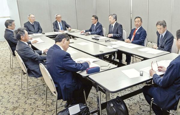右奥から梶氏、市野氏、斎藤（正）氏、遠藤氏、齊藤（榮）氏、井上氏、鈴木氏、山岸氏、大川氏