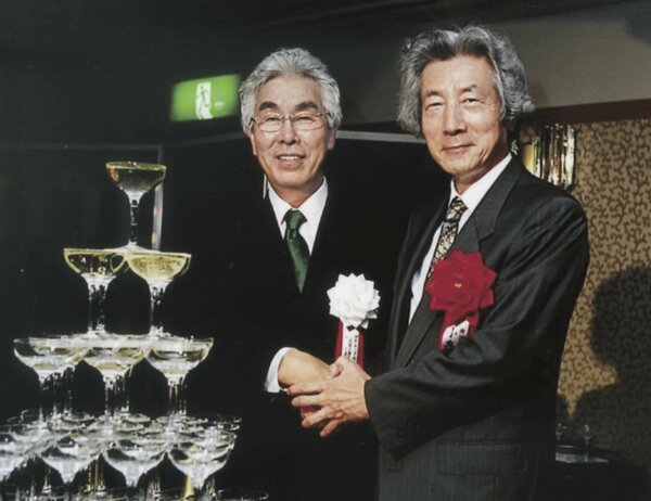 小泉元首相と村山氏(左)(2007年6月の式典にて)