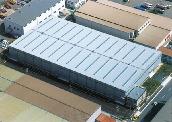 優れた耐風圧強度を備え、シャープで美しいデザインが特徴