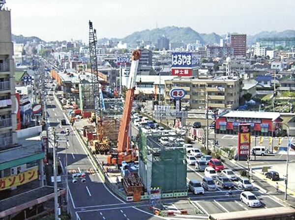 交通を止めずに建設する立体交差事業の例