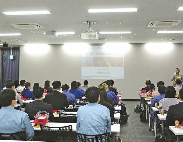 地元日本製鉄名古屋製鉄所の見学会を主催。０７年から毎年開催しており、これまで延べ７００人超の会員会社社員が参加している