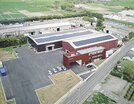 群馬鋼材「群馬加工センター」全景（工場建屋に太陽光パネルを敷設）