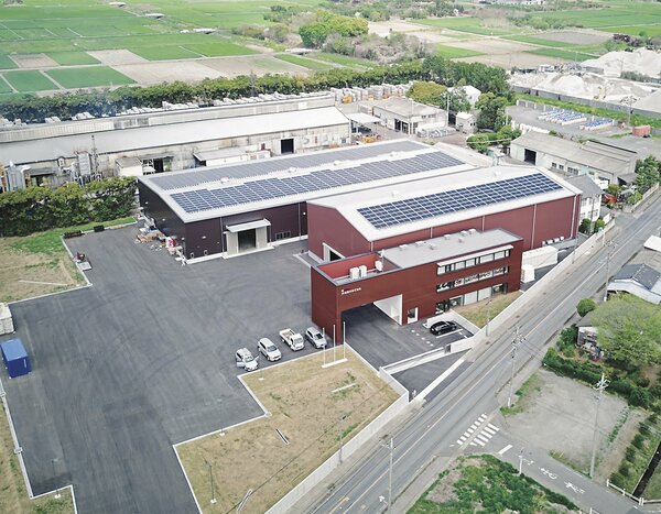 群馬鋼材「群馬加工センター」全景(工場建屋に太陽光パネルを敷設)