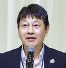 挨拶する高山委員長