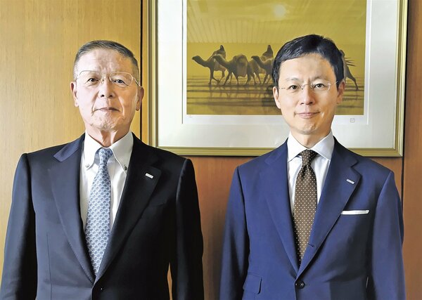 原田会長（左）と原田社長