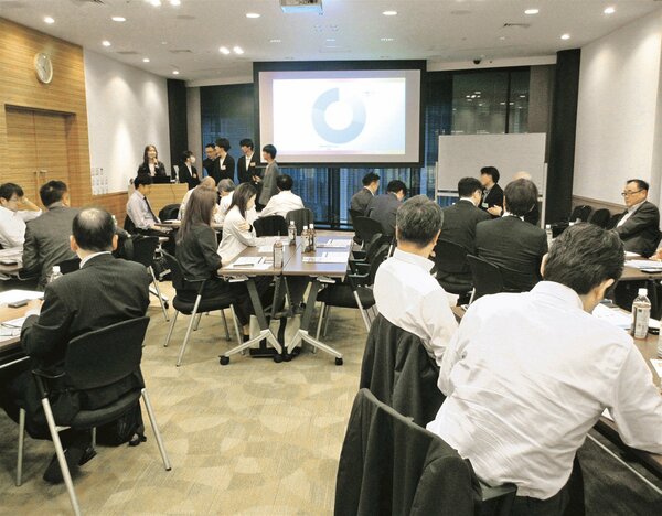 ２４年度秋季例会（２４年１０月）。人手不足で悩む会員が多い中、若手採用のポイントなどを現役就活生からの意見や参加者同士のディスカッションを交えながら学んだ