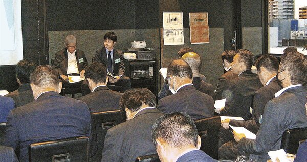 昨年１０月の秋季例会で開催した創立６０周年特別フォーラム。コイルセンター業の成り立ちや先輩経営者の苦労、今に続く諸課題などについて意見を交わした