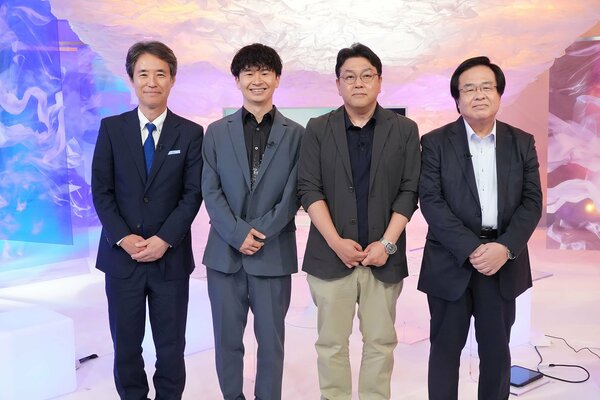 (左から)鉄鋼新聞社の一柳朋紀社長、オードリーの若林正恭氏、住友金属鉱山の東福淳司氏、同社の泉聖志氏