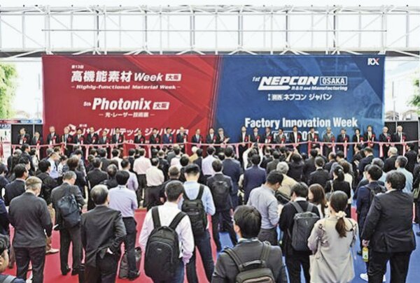 10の専門展で構成される(写真は大阪開催時のテープカット)